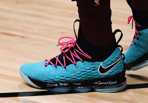 can nba players wear any color shoes